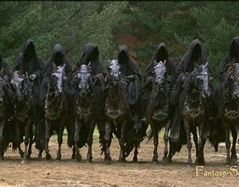 kuva mustista ratsastajista ylittämässä hevosilla jokea